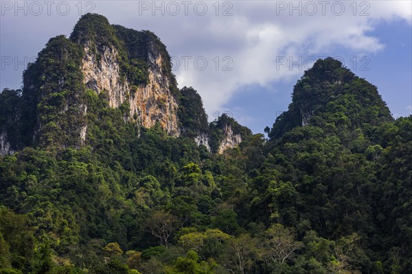 Limestone rocks in Cheow Lan Lake in Khao Sok National Park, nature, travel, holiday, lake, reservoir, landscape, rock, rock formation, attraction, rock face, water, tourism, boat trip, excursion, boat trip, nature reserve, landscape, natural landscape, travel photo, Thailand, Asia