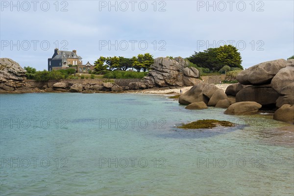 Beach and granite rocks, Tregastel, Cote de Granit Rose, Cotes d'Armor, Brittany, France, Europe