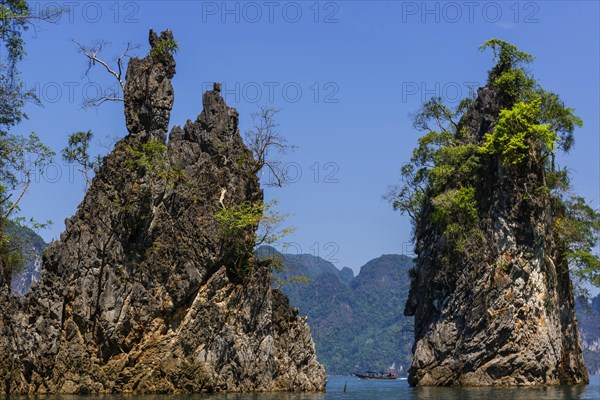 Limestone rocks in Cheow Lan Lake in Khao Sok National Park, nature, travel, holiday, lake, reservoir, landscape, rock, rock formation, attraction, rock face, water, tourism, boat trip, excursion, boat trip, nature reserve, travel photo, Thailand, Asia