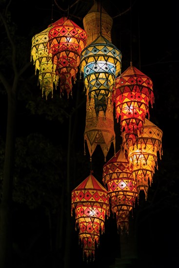 Lamps as decoration at night, night shot, light, lamp, lighting, asian, culture, outdoor, outdoor lighting, colourful, mood, atmosphere, lantern, Thailand, Asia