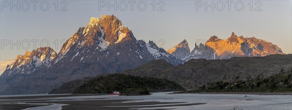 Panorama, Sunset at Lago Grey, Torres del Paine National Park, Parque Nacional Torres del Paine, Cordillera del Paine, Towers of the Blue Sky, Region de Magallanes y de la Antartica Chilena, Ultima Esperanza Province, UNESCO Biosphere Reserve, Patagonia, End of the World, Chile, South America