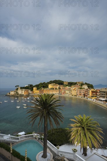 Village with beach and colourful houses by the sea, Baia del Silenzio, Sestri Levante, Province of Genoa, Riveria di Levante, Liguria, Italy, Europe