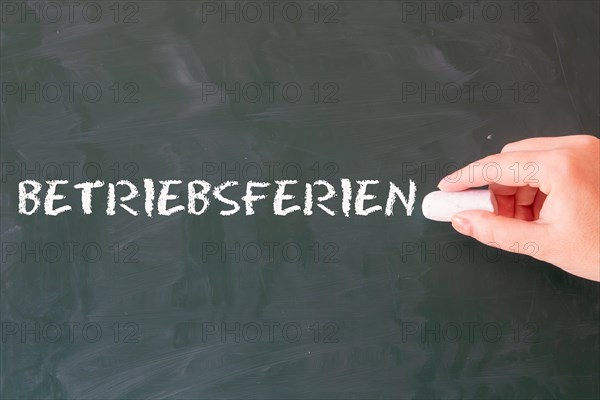 The word BETRIEBSFERIEN is written on a school blackboard (symbolic image)