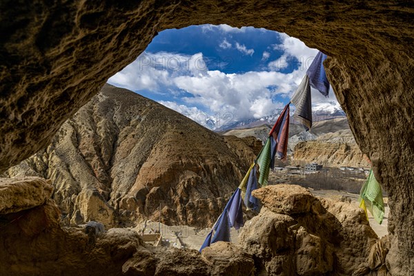 Window in a deserted cave appartment, Garphu, Kingdom of Mustang, Nepal, Asia