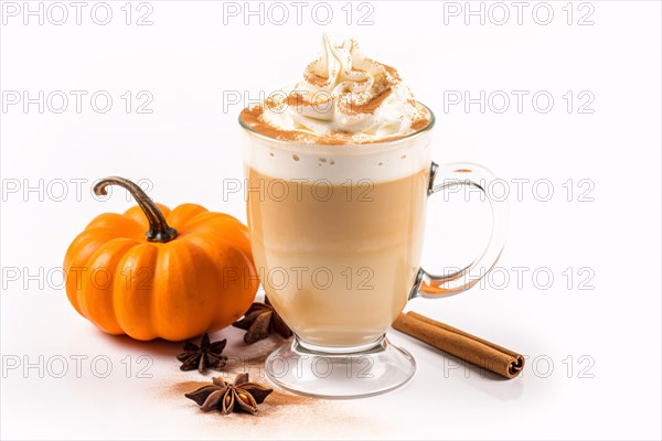 Drinking glass with pumpkin spice latte and cream on white background. KI generiert, generiert AI generated