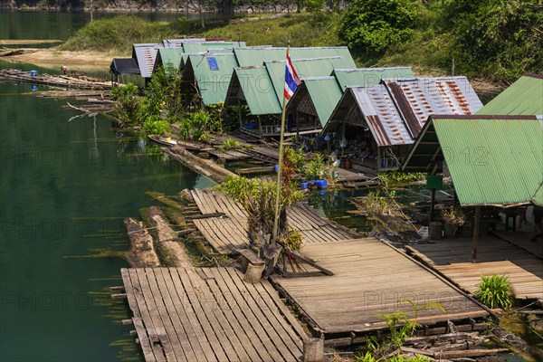 Floating huts of the inhabitants in Khao Sok National Park, forest, jungle, trekking, nature, travel, active holiday, holiday, outdoor, hiking, hiking trail, nature reserve, Thailand, Asia
