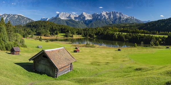 Geroldsee, behind it the Karwendel Mountains, Werdenfelser Land, Upper Bavaria, Bavaria, Germany, Europe