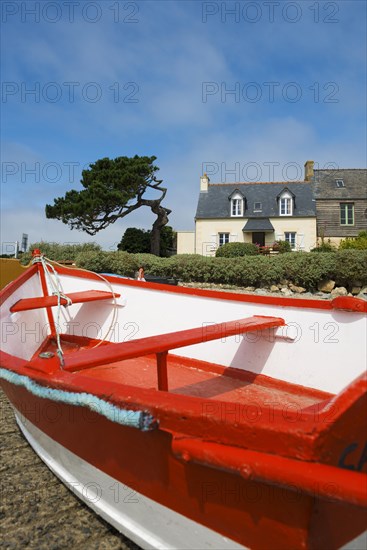 Houses on the beach, Plougrescant, Cote de Granit Rose, Cotes d'Armor, Brittany, France, Europe