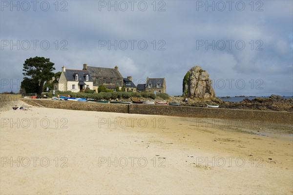 Houses and granite rocks on the beach, Plougrescant, Cote de Granit Rose, Cotes d'Armor, Brittany, France, Europe