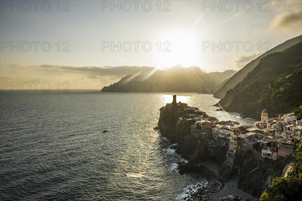 Village with colourful houses by the sea, sunset, Vernazza, UNESCO World Heritage Site, Cinque Terre, Riviera di Levante, Province of La Spezia, Liguria, Italy, Europe