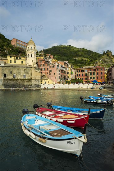 Village with colourful houses by the sea, Vernazza, UNESCO World Heritage Site, Cinque Terre, Riviera di Levante, Province of La Spezia, Liguria, Italy, Europe