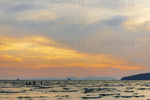 Evening mood at the Andaman Sea, sunset, holiday, holiday feeling, evening mood, sea, ocean, waves, calm, emotion, Thailand, Asia