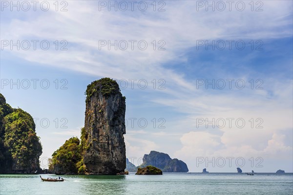 Limestone rocks in the bay at Railay Beach, limestone, limestone rocks, travel, holiday, tourism, nature, natural landscape, Andaman Sea, climbing rocks, mountain, rock, rock, bizarre, sun, sunny, tropics, tropical, lagoon, sea, ocean, palm trees, holiday paradise, Siam, paradise, Asian, landscape, coastal landscape, seascape, Krabi, Thailand, Asia