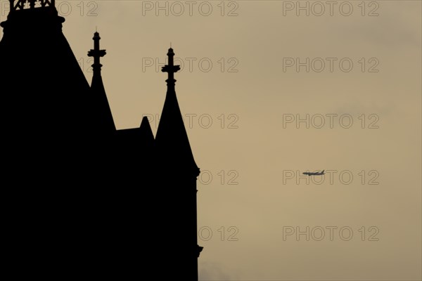 Aircraft in flight with Tower Bridge in the foreground, London, England, United Kingdom, Europe