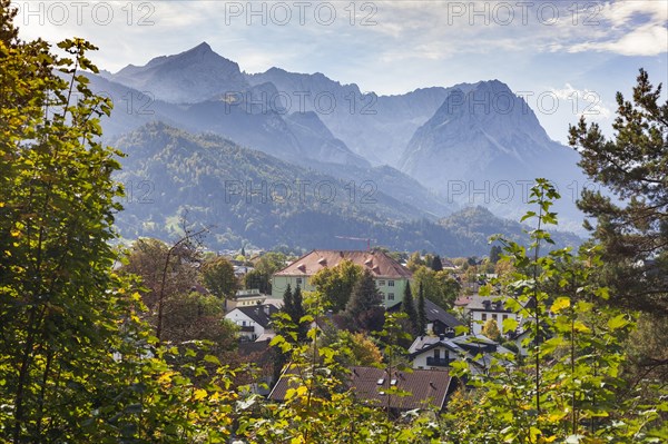 Wetterstein mountains with Alpspitze, Zugspitze massif and houses in the Partenkirchen district seen from the Philosophenweg, autumn, backlighting, Garmisch-Partenkirchen, Upper Bavaria, Bavaria, Germany, Europe