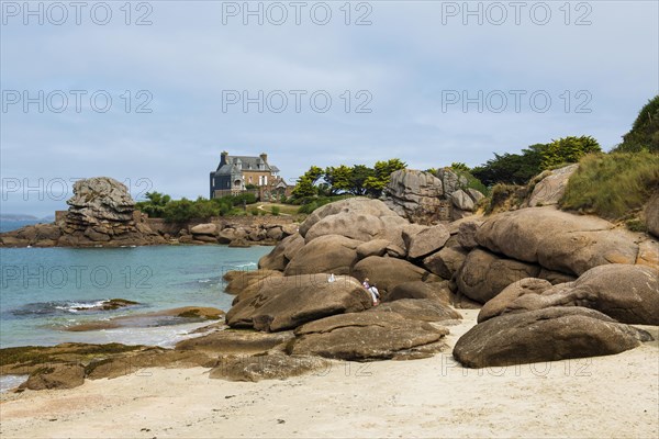 Beach and granite rocks, Tregastel, Cote de Granit Rose, Cotes d'Armor, Brittany, France, Europe