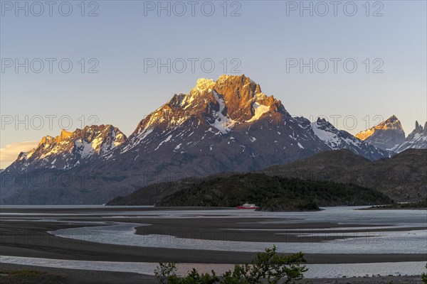 Sunset at Lago Grey, Torres del Paine National Park, Parque Nacional Torres del Paine, Cordillera del Paine, Towers of the Blue Sky, Region de Magallanes y de la Antartica Chilena, Ultima Esperanza Province, UNESCO Biosphere Reserve, Patagonia, End of the World, Chile, South America