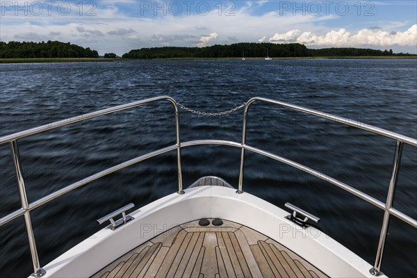Bow of a houseboat, holiday form, boat, contemplative, calm, idyllic, traffic, boat trip, boat excursion, travel form, lake, leisure, travel, holiday, boat, sky, recreation, nature, nautical, seafaring, horizon, water, movement, driving, driving, long exposure, fresh water, Masuria, Poland, Europe
