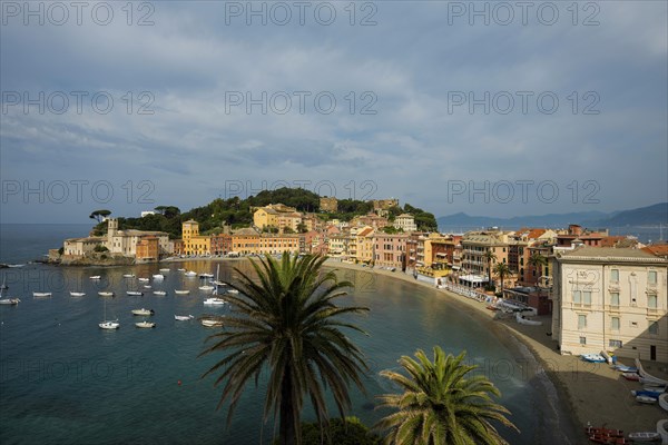 Village with beach and colourful houses by the sea, Baia del Silenzio, Sestri Levante, Province of Genoa, Riveria di Levante, Liguria, Italy, Europe