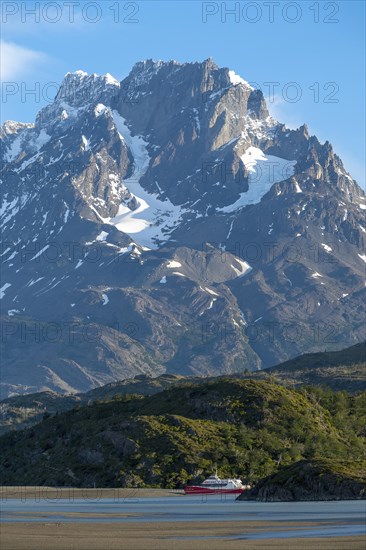 Excursion boat on Lago Grey, Torres del Paine National Park, Parque Nacional Torres del Paine, Cordillera del Paine, Towers of the Blue Sky, Region de Magallanes y de la Antartica Chilena, Ultima Esperanza Province, UNESCO Biosphere Reserve, Patagonia, End of the World, Chile, South America