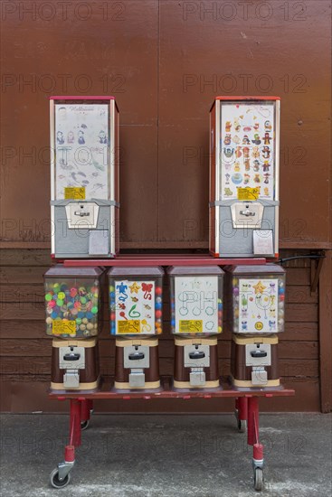 Gumball machine, vending machine, chewing gum, confectionery, childhood, retro, vintage, red, buy, change, coin, coin-operated, sweet, sugar, unhealthy, nutrition, food, self-service, self-service machine, old, dispenser, balls, gumball, dental health