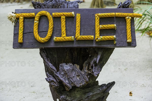 Signpost to toilet, hint, sign, international, language, word, WC, public, bathroom, hygiene, loo, urination, outside, outdoor, travelling
