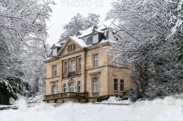 Large villa in winter, surrounded by snow-covered trees under a cloudy sky, Briller Viertel, Elberfeld, Wuppertal, Bergisches Land, North Rhine-Westphalia