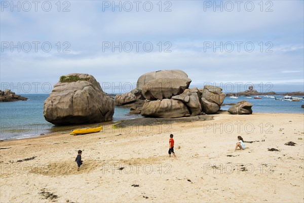 Beach and granite rocks, Tregastel, Cote de Granit Rose, Cotes d'Armor, Brittany, France, Europe