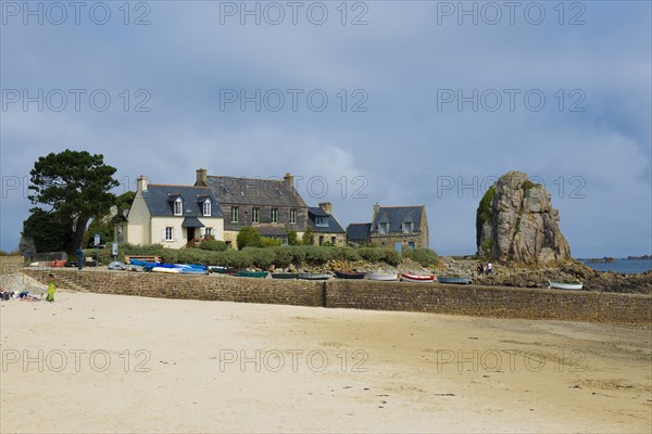 Houses and granite rocks on the beach, Plougrescant, Cote de Granit Rose, Cotes d'Armor, Brittany, France, Europe