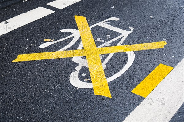 Crossed-out cycle path pictogram in Duesseldorf city centre