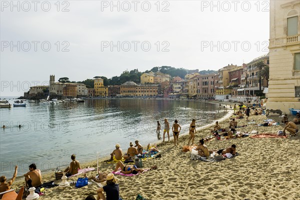 Village with beach and colourful houses by the sea, Baia del Silenzio, Sestri Levante, Province of Genoa, Riveria di Levante, Liguria, Italy, Europe