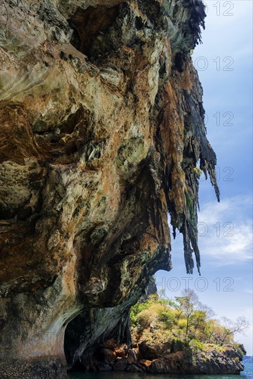 Limestone cliffs at Railay Beach, limestone, limestone cliffs, travel, holiday, tourism, nature, natural landscape, Andaman Sea, climbing cliffs, mountain, rock, rock, bizarre, sun, sunny, tropical, tropical, lagoon, sea, ocean, palm trees, holiday paradise, Siam, paradise, Asian, landscape, Krabi, Thailand, Asia