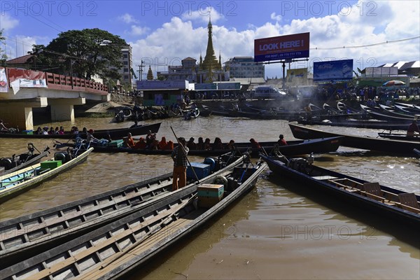 People in boats on a busy stretch of river, Pindaya, Inle Lake, Myanmar, Asia