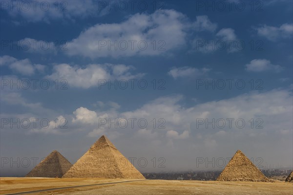 Pyramids of Giza, desert, wonder of the world, building, panorama, monument, architecture, structure, ancient, history, history of the earth, history of mankind, monument, world history, epoch, kingdom, pharaoh, limestone, monument, tomb, tomb, burial chamber, attraction, famous, landmark, Cairo, Egypt, Africa