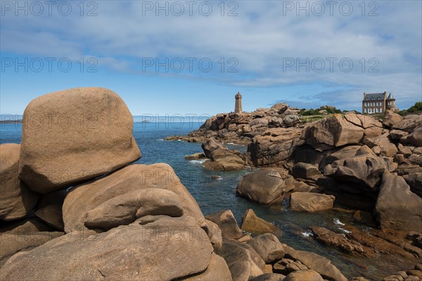 Lighthouse and granite rock, Phare de Ploumanac'h, Phare de Mean Ruz, Cote de Granit Rose, Ploumanach, Brittany, France, Europe