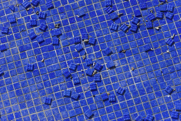 Blue tiles as texture, background, single, construction, building material, construction industry, destroyed, broken, dilapidated, pattern, surface, construction crisis, construction industry, economy, economic crisis, symbol, unfinished, craft, square, mosaic, mosaic tiles