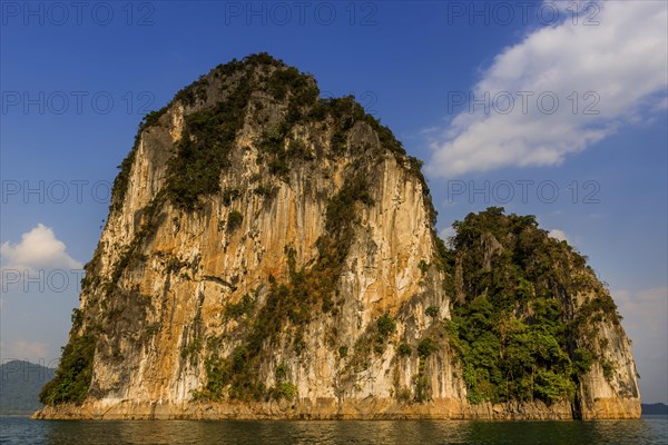 Limestone rocks in Cheow Lan Lake in Khao Sok National Park, nature, travel, holiday, lake, reservoir, landscape, rock, rock formation, attraction, rock face, water, tourism, boat trip, excursion, boat trip, landscape, natural landscape, nature reserve, travel photo, Thailand, Asia
