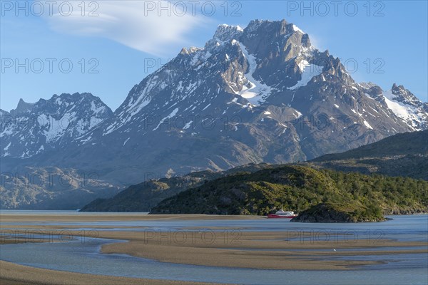 Excursion boat at Lago Grey, Torres del Paine National Park, Parque Nacional Torres del Paine, Cordillera del Paine, Towers of the Blue Sky, Region de Magallanes y de la Antartica Chilena, Ultima Esperanza Province, UNESCO Biosphere Reserve, Patagonia, End of the World, Chile, South America