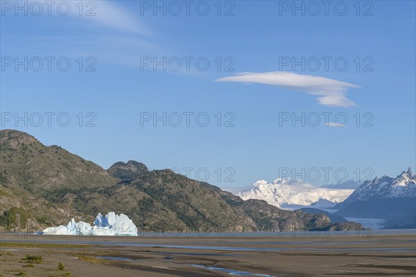 Iceberg in Lago Grey, Torres del Paine National Park, Parque Nacional Torres del Paine, Cordillera del Paine, Towers of the Blue Sky, Region de Magallanes y de la Antartica Chilena, Ultima Esperanza Province, UNESCO Biosphere Reserve, Patagonia, End of the World, Chile, South America