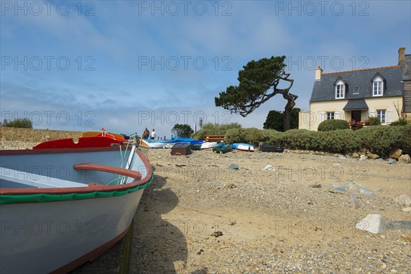 Houses on the beach, Plougrescant, Cote de Granit Rose, Cotes d'Armor, Brittany, France, Europe