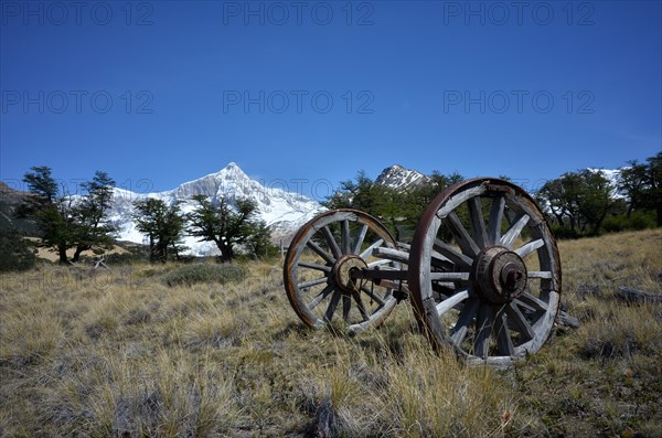 Old wooden cart in front of the snow-covered Monte San Lorenzo, Perito Moreno National Park, Patagonia, Argentina, South America