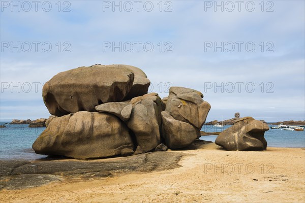 Beach and granite rocks, Tregastel, Cote de Granit Rose, Cotes d'Armor, Brittany, France, Europe