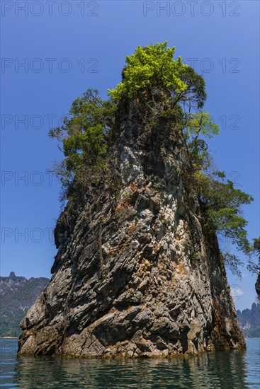 Limestone rocks in Cheow Lan Lake in Khao Sok National Park, nature, travel, holiday, lake, reservoir, landscape, rock, rock formation, attraction, rock face, water, tourism, boat trip, excursion, boat trip, nature reserve, landscape, natural landscape, travel photo, Thailand, Asia