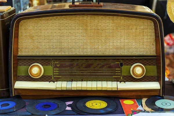 Old radio at a flea market, technology, old, historical, history, history of technology, old, vintage, retro, receiver, audio, nostalgia, radio waves, transmission, broadcasting, music, history, antique, antique, analogue, classic, 20th century, electronics, electronic, electricity, household, broadcasting, sound, kitchen radio, listening, past, old-fashioned, frequency, decoration, cult, culture