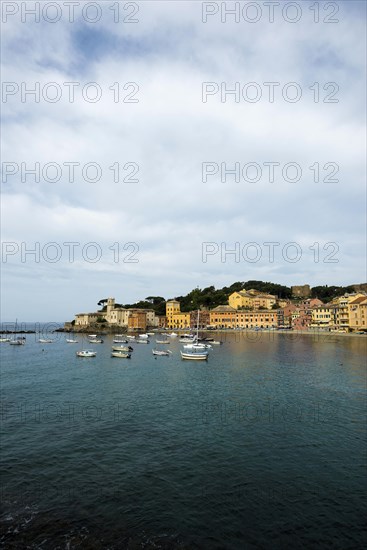 Village with beach and colourful houses by the sea, Baia del Silenzio, Sestri Levante, Province of Genoa, Riveria di Levante, Liguria, Italy, Europe