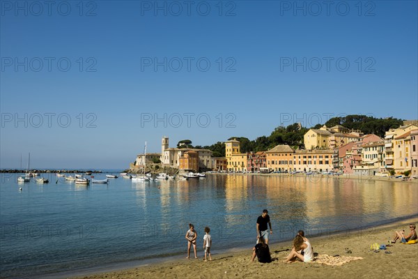 Village with beach and colourful houses by the sea, Baia del Silenzio, Sestri Levante, Province of Genoa, Riveria di Levante, Liguria, Italy, Europe