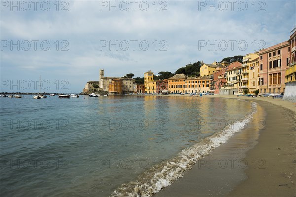 Village with beach and colourful houses by the sea, Baia del Silenzio, Sestri Levante, Province of Genoa, Riveria di Levante, Liguria, Italy, Europe