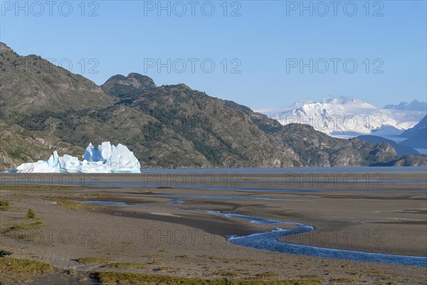 Iceberg on Lago Grey, Torres del Paine National Park, Parque Nacional Torres del Paine, Cordillera del Paine, Towers of the Blue Sky, Region de Magallanes y de la Antartica Chilena, Ultima Esperanza Province, UNESCO Biosphere Reserve, Patagonia, End of the World, Chile, South America