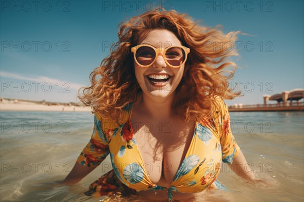 Happy smiling curvy plus size woman with sunglasses in ocean. KI generiert, generiert AI generated