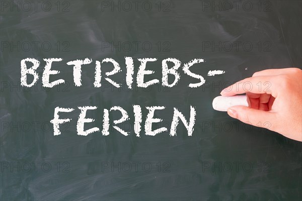 The word BETRIEBSFERIEN is written on a school blackboard (symbolic image)